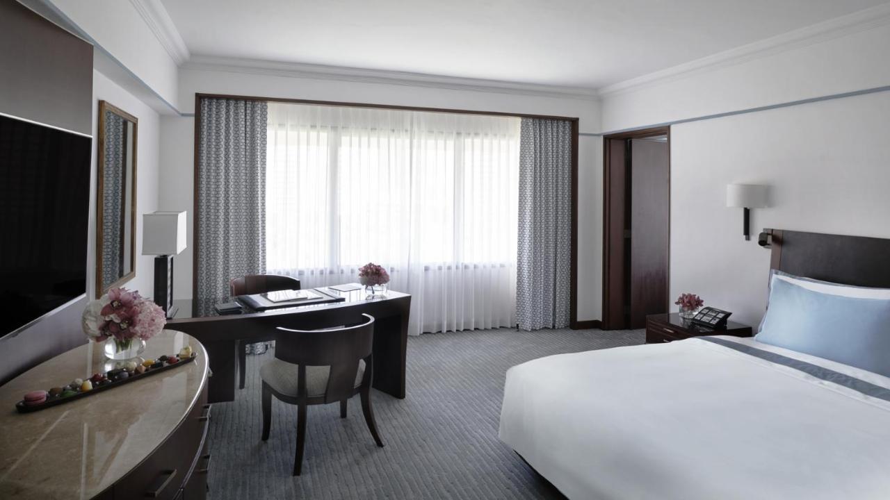 Hotel The Peninsula Manila Makati City Exteriér fotografie A room at the hotel