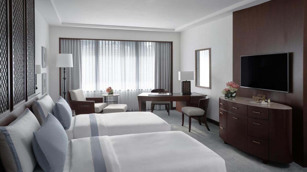 Hotel The Peninsula Manila Makati City Exteriér fotografie A guest room at the Four Seasons Hotel
