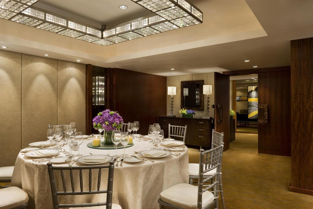 Hotel The Peninsula Manila Makati City Exteriér fotografie The Royal Box