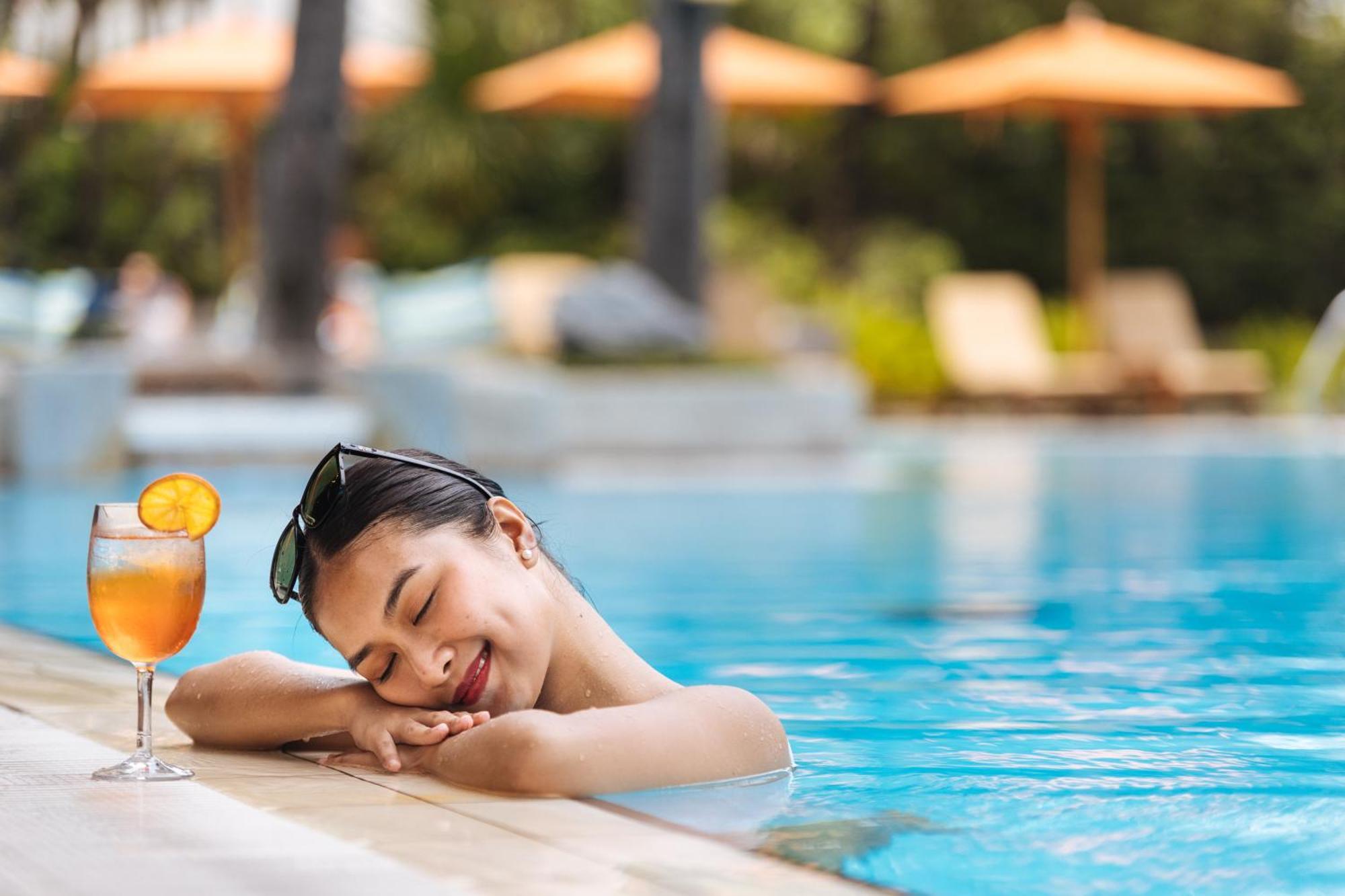 Hotel The Peninsula Manila Makati City Exteriér fotografie A woman relaxing at a pool