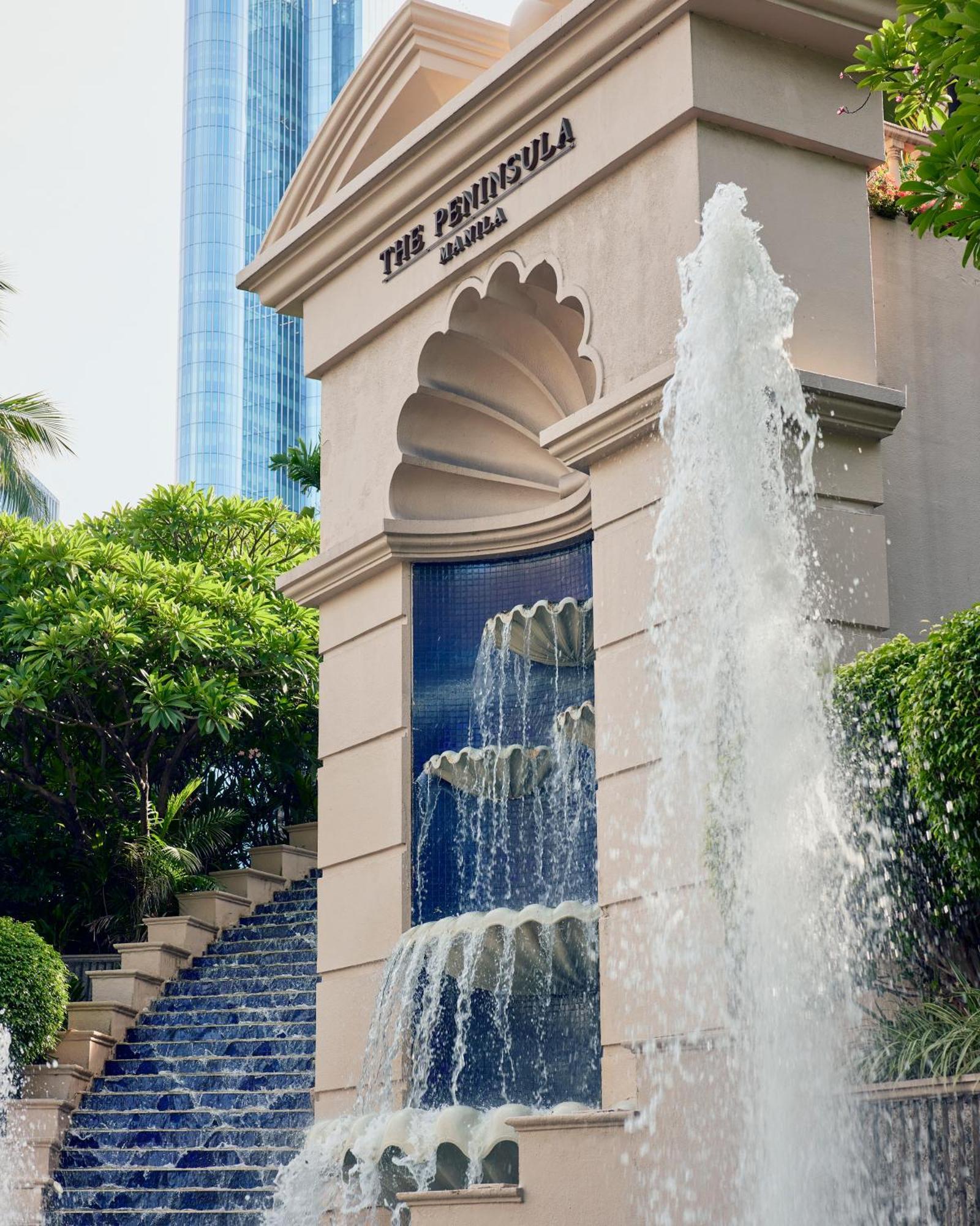 Hotel The Peninsula Manila Makati City Exteriér fotografie Fountain at the entrance of the hotel