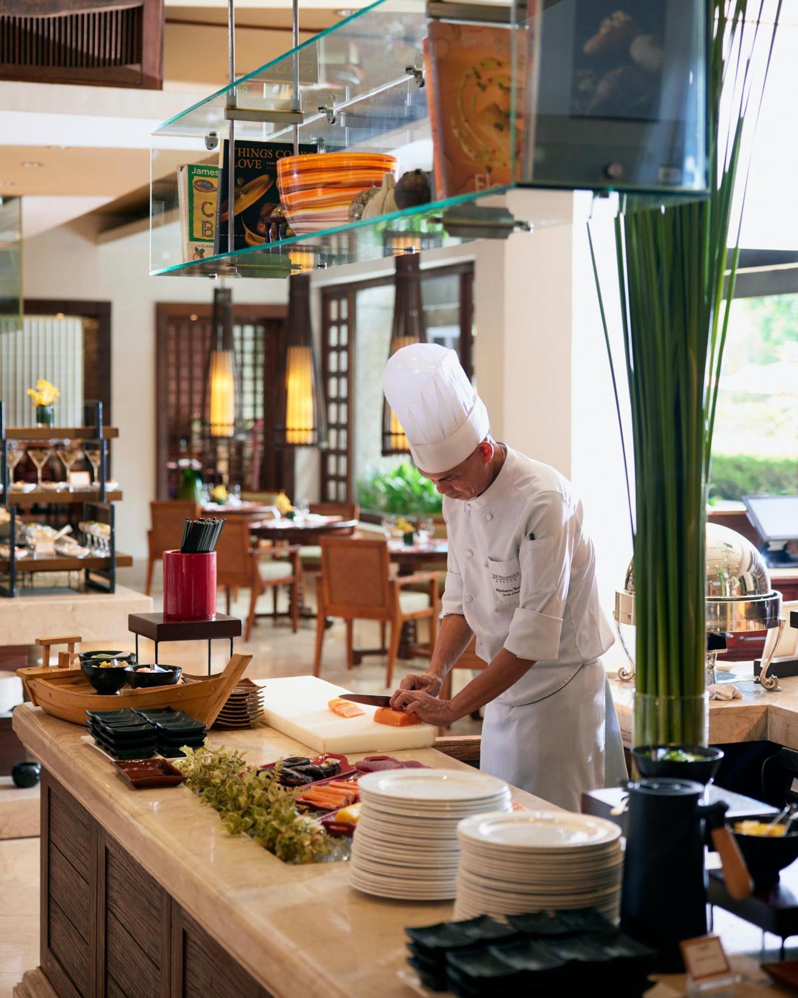 Hotel The Peninsula Manila Makati City Exteriér fotografie A chef at work